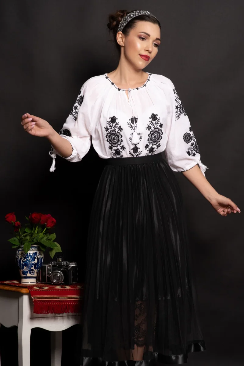 Ie dama traditionala din bumbac Lucretia cu flori negre brodate