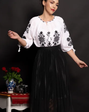 Ie dama traditionala din bumbac Lucretia cu flori negre brodate