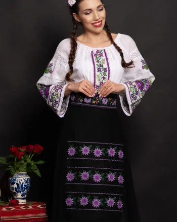 Ie traditionala alba Lioara cu maneca clopot si trandafiri mov brodati