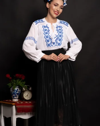 Ie traditionala alba Larisa brodata cu simbolul rombului