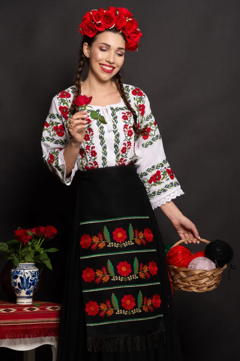 Fota traditionala Mioara cu flori brodate