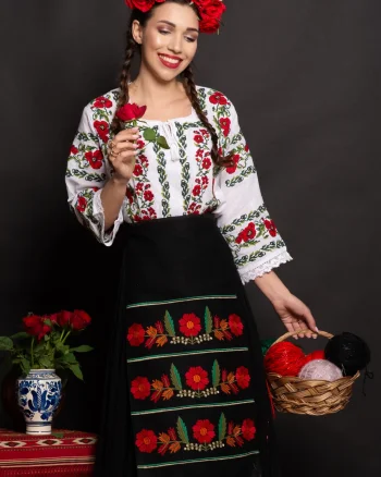 Fota traditionala Mioara cu flori brodate