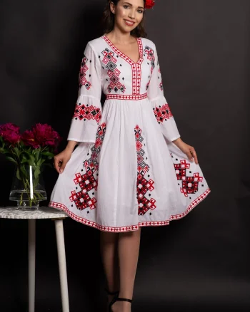 Rochie traditionala in clos Angelica cu broderie rosie si simbolul crucii