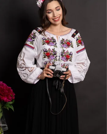 Ie traditionala Sidonia cu maneci perforate si broderie florala
