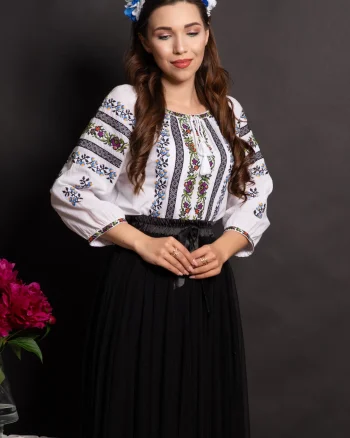 Ie traditionala dama Fabiana brodata cu trandafiri mov si floricele bleu