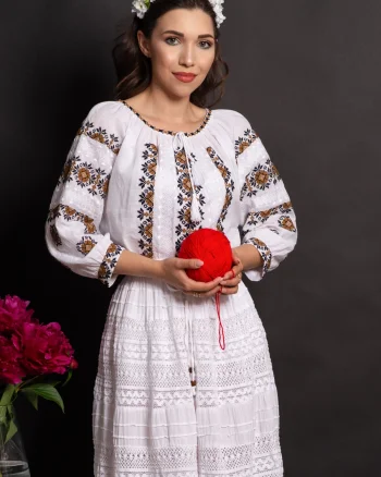 Ie dama traditionala Emiliana cu flori brodate