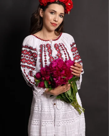 Ie dama alba Eliana cu motive traditionale brodate