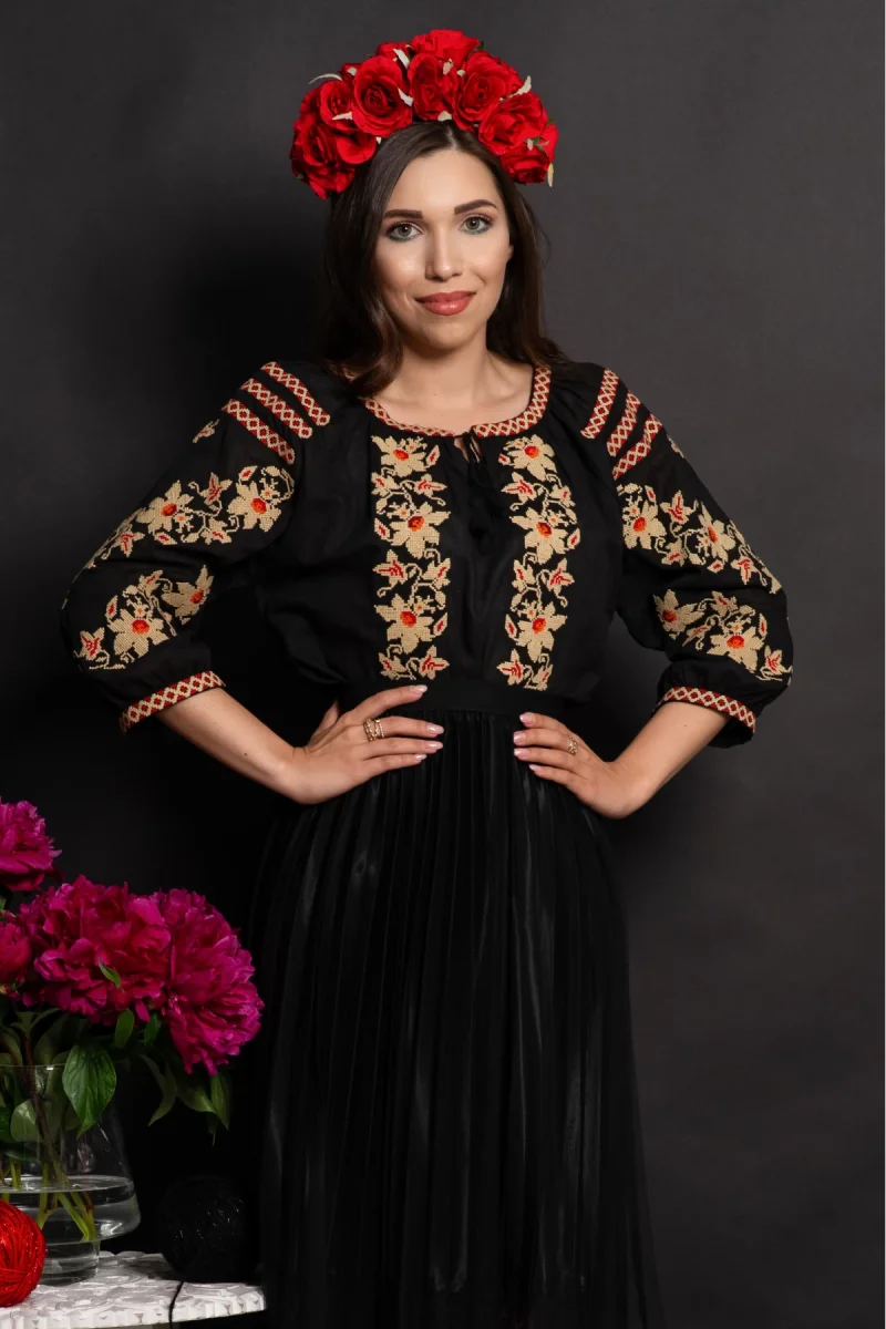 Ie dama traditionala neagra Roana din bumbac cu narcise brodate