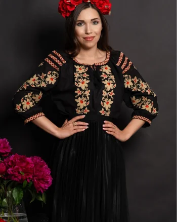 Ie dama traditionala neagra Roana din bumbac cu narcise brodate