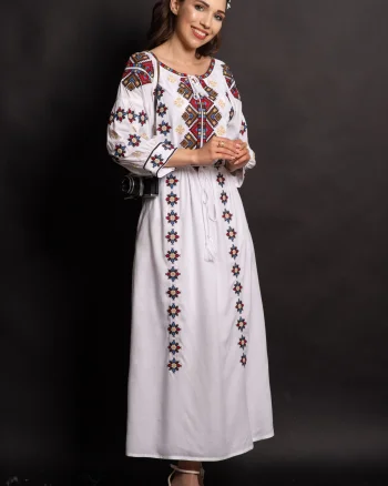 Rochie traditionala alba Coralia cu broderie cu simbolul rombului