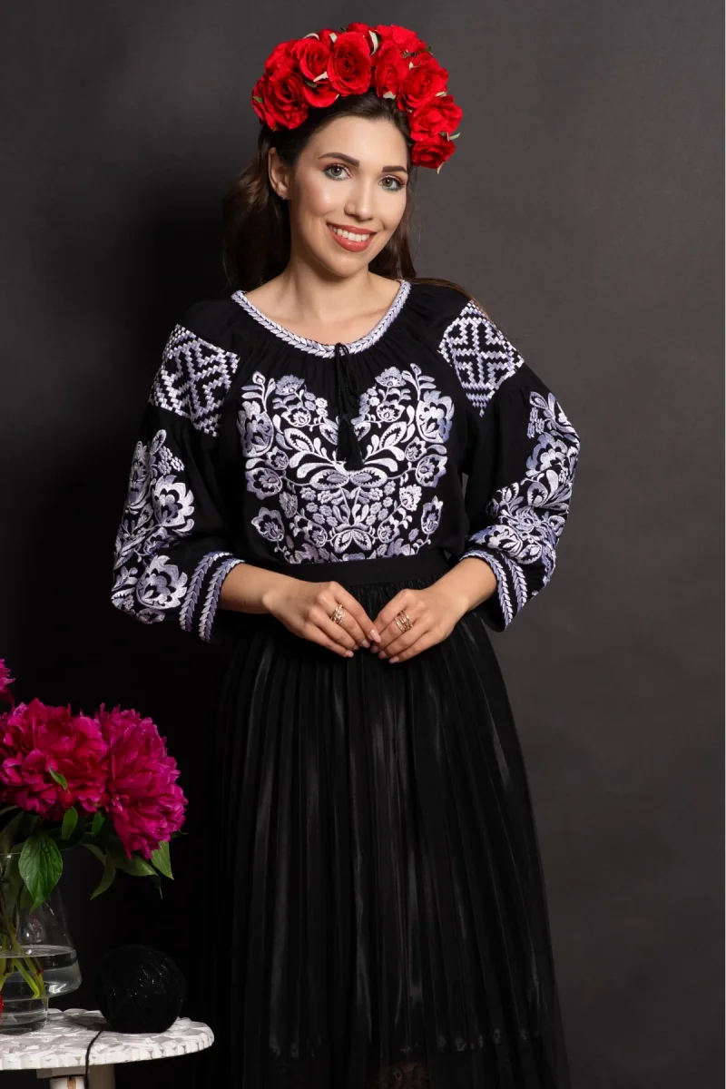 Ie dama neagra traditionala din vascoza Marisol cu lalele brodate