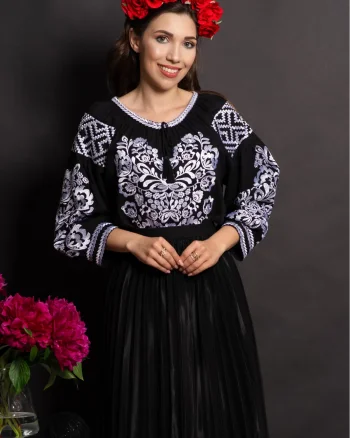 Ie dama neagra traditionala din vascoza Marisol cu lalele brodate