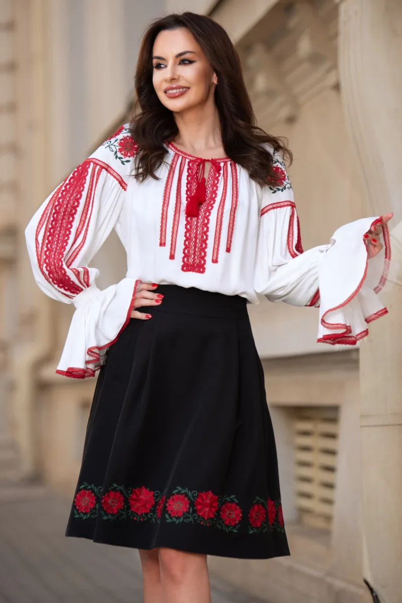 Fusta dama neagra in clos cu flori rosii brodate