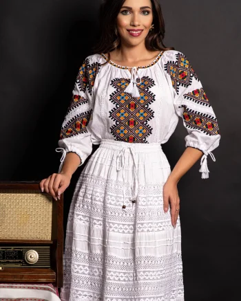 Ie alba cu broderie multicolora Ilinca cu motivul rombului