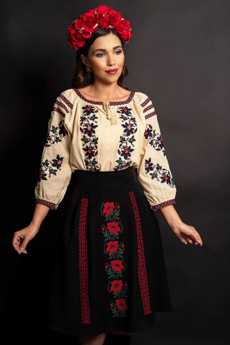 Fusta dama neagra in clos cu maci rosii brodati