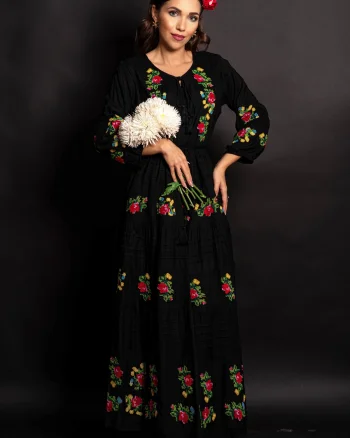 Rochie traditionala Doina Neagră brodata cu trandafiri rosii si galbeni