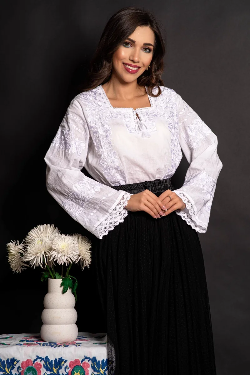 Ie bucovineana alba din bumbac Panseluta cu broderie florala