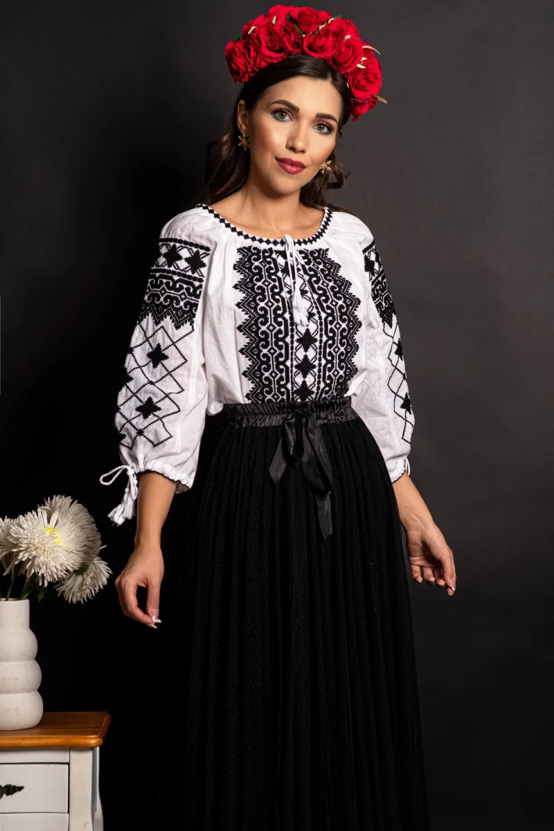 Ie dama din bumbac Constance cu broderie traditionala si simbolul stelei