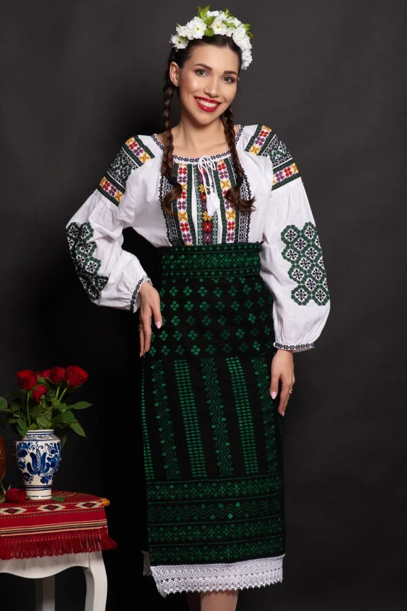 Set catrinta si brau traditional cu broderie verde si simbolul rombului