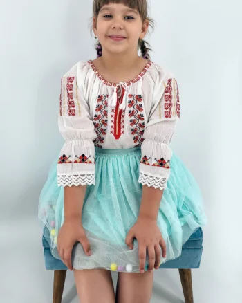 Ie traditionala fetite Liliana 3