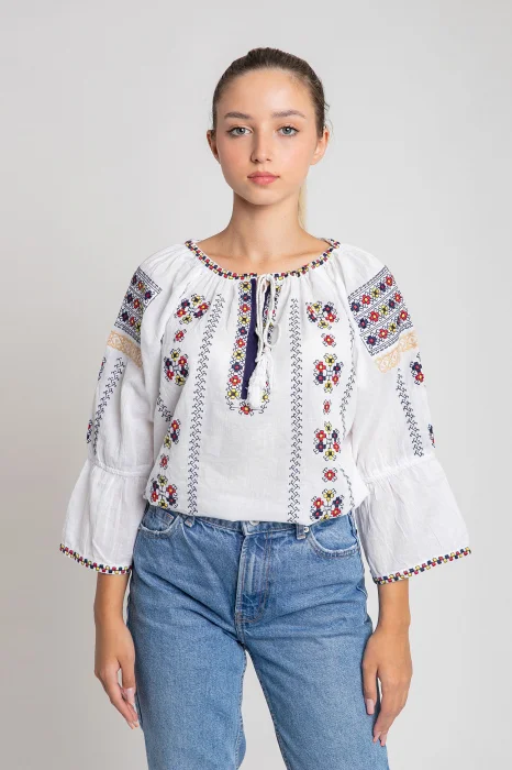 Ie traditionala alba cu motiv floral multicolor Romanita 01