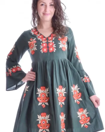 Rochie traditionala evazata verde cu motiv floral rosu Daria