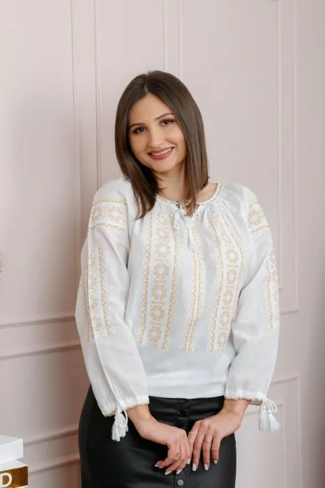 Bluza tip ie alba cu motiv floral auriu Sorina