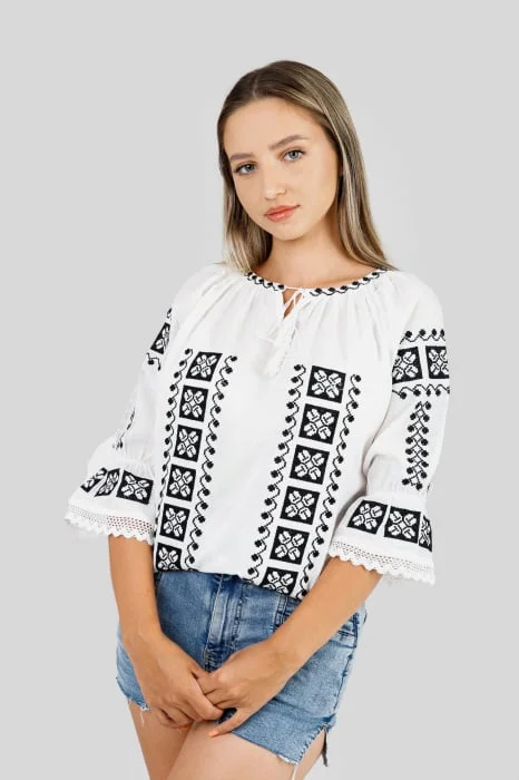 Ie traditionala alba cu motiv geometric negru Antoanela