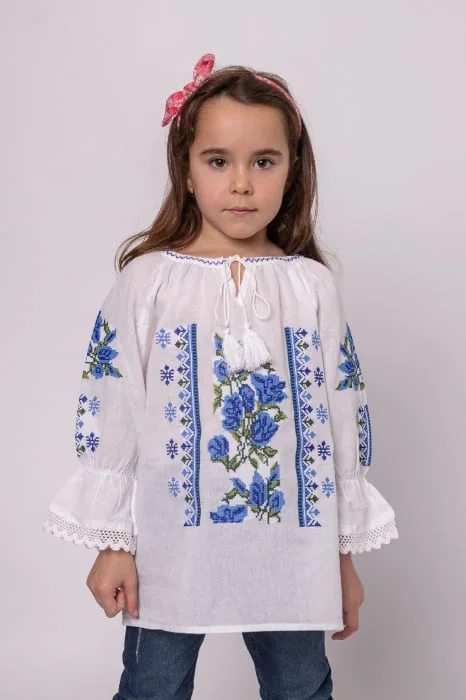 Ie traditionala alba pentru fetite cu motiv floral albastru Nicole