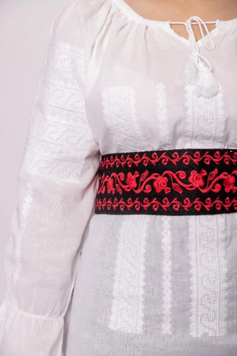 Brau traditional negru cu motiv floral rosu Elisabeta 02
