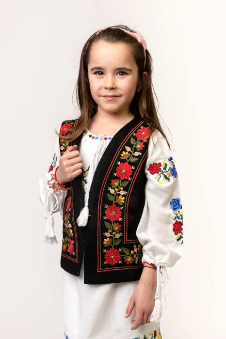 Vesta traditionala neagra pentru fetite cu broderie florala rosie Sonia 01