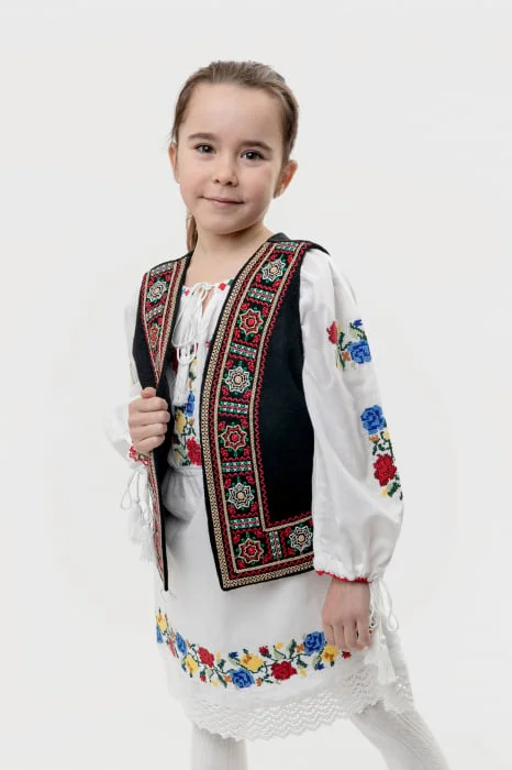 Vesta traditionala neagra pentru fetite cu broderie florala multicolora Emanuela