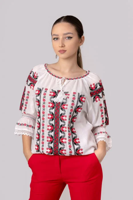 Ie traditionala alba cu motiv geometric multicolor Despina 01