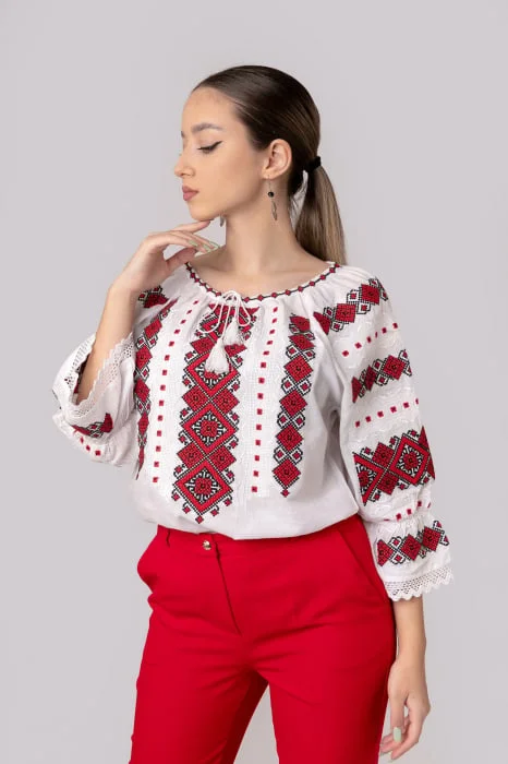 Ie traditionala alba cu motiv geometric rosu Ernestina 03