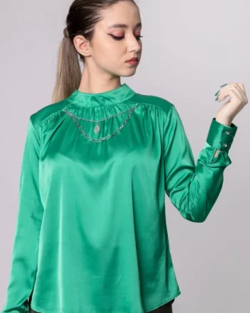 Bluza verde eleganta cu lantisor decorativ