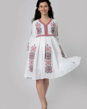 Rochie traditionala evazata alba cu motiv geometric rosu Darina