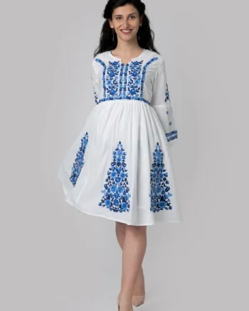 Rochie traditionala evazata alba cu motiv floral albastru Iris