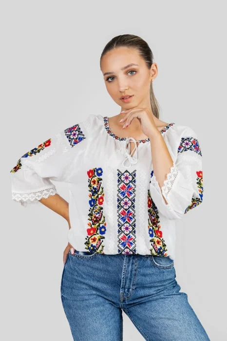 Ie traditionala alba cu motiv floral multicolor Marina 02
