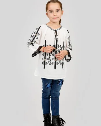 Ie traditionala alba pentru fetite cu motiv geometric negru Viviana