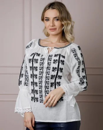 Ie traditionala alba cu motiv floral negru Alice