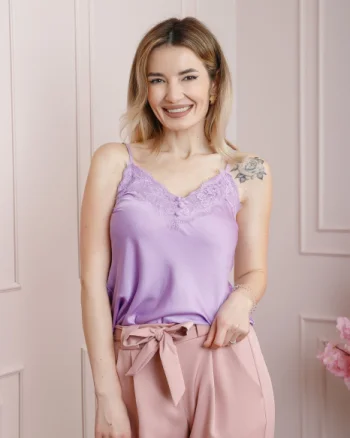 Top lila cu aplicatie din dantela pe bust