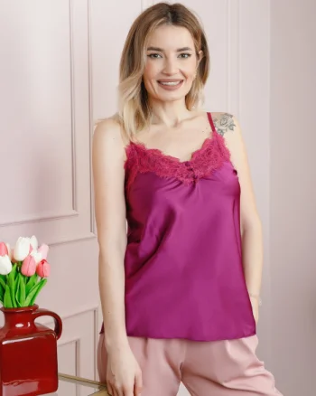Top magenta cu aplicatie din dantela pe bust