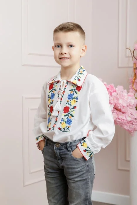 Camasa traditionala de baieti alba cu motiv floral tricolor Ionut