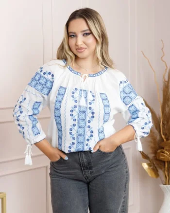 Ie traditionala alba cu motiv geometric albastru Petra 04