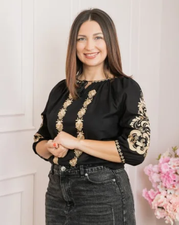 Bluza neagra cu motiv floral auriu Brigita 01