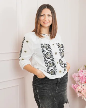 Ie traditionala alba cu motiv geometric negru Cornelia 02