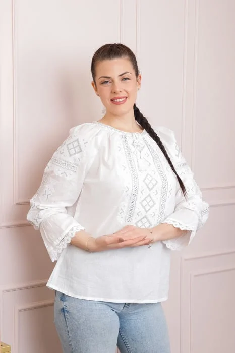 Ie traditionala alba cu motiv geometric argintiu Constanta 03 - maneca lunga