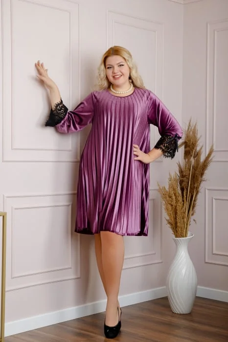 Rochie plisata plus size din catifea mov Beatrice