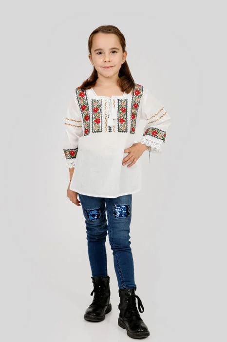 Ie traditionala alba pentru fetite cu motiv floral rosu Medeea