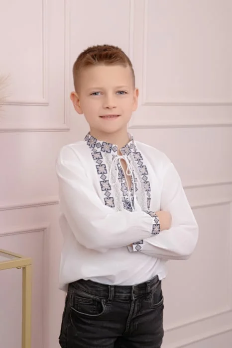 Camasa traditionala de baieti alba cu motiv geometric mov Mihnea
